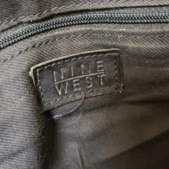 Vintage Nine West Women's Black Leather Cross-Body Bag - Picture 7 of 11